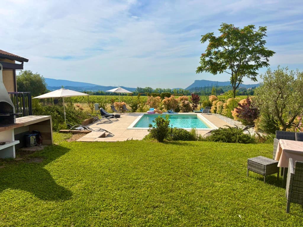 Vista piscina e giardino
